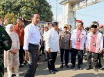 Jokowi ke Pasar Didampingi Prabowo dan Ganjar, Warga Antusias