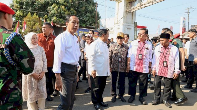 Jokowi ke Pasar Didampingi Prabowo dan Ganjar, Warga Antusias