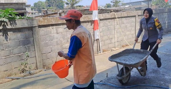 Polwan di Polsek Mertoyudan Ini Rela Ikut Cor Jalan Bersama Warga