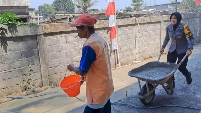 Polwan di Polsek Mertoyudan Ini Rela Ikut Cor Jalan Bersama Warga