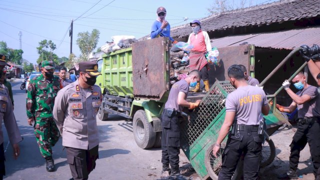 Kapolres Klaten Turun Langsung Atasi Sampah di Pasar