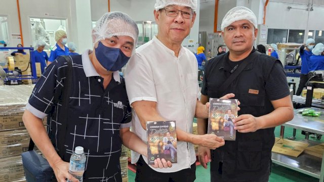 Penulis Buku Catatan Covid Dokter Koboi, dr Wachyudi Muchsin (kanan) di Selangor Malaysia. 