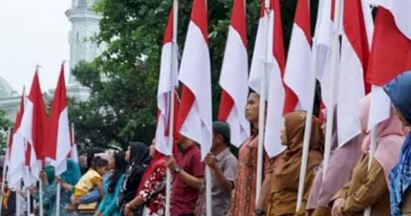 Meriahkan Agustusan, Pemkot Pekalongan Bagi Ribuan Bendera Merah Putih