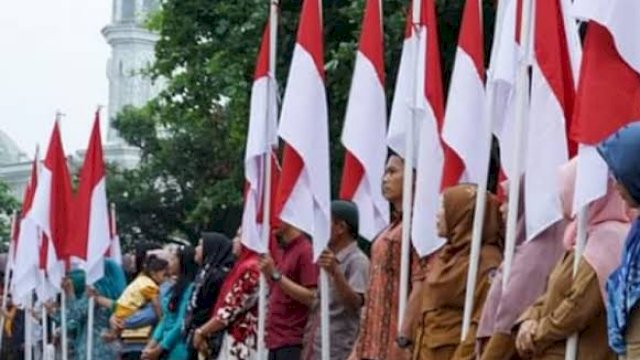 Meriahkan Agustusan, Pemkot Pekalongan Bagi Ribuan Bendera Merah Putih