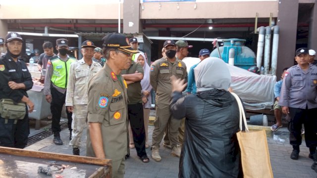 Petugas Gabungan Bersihkan PKL Liar di Pasar Muntilan, Akankah Pasar ini Bebas dari Keberadaan Preman?&nbsp;