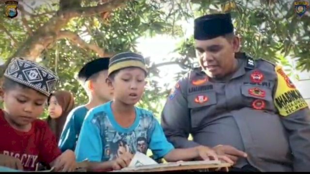 Bhabinkamtibmas Desa Siwolong Polong Aiptu H.Hasanuddin saat mengajarkan anak-anak mengaji dan baca tulis Al Qur'an. Foto: ist