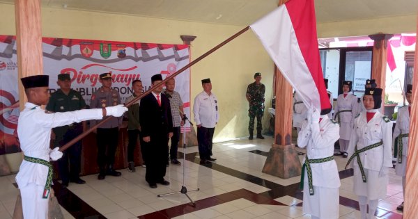 Sah Bertugas Kibarkan Bendera Merah Putih, Camat Muntilan Kukuhkan Paskibra