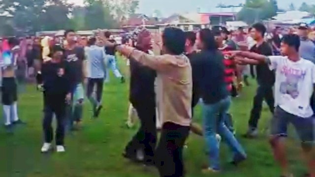 Suasana kericuhan di Final Sepakbola antar desa di Kecamatan Sukamaju Lutra. Foto:Hamsul_HN