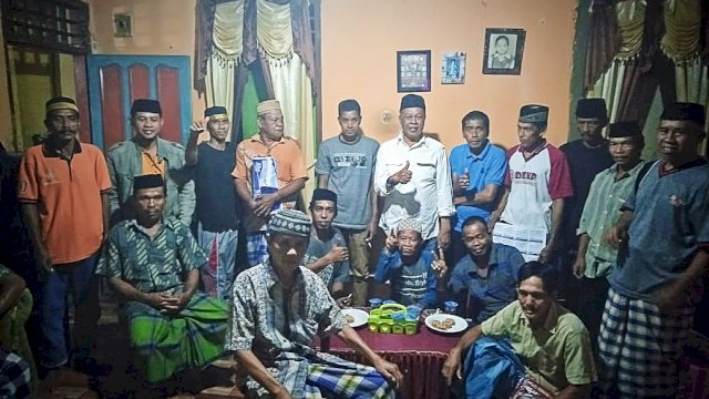 Haji Rusdi ( kemeja putih berpeci) Caleg DPRD Bulukumba dari Partai PAN Dapil Bulukumpa-Rilau Ale bersama warga. Foto: Ist/dok.pribadi