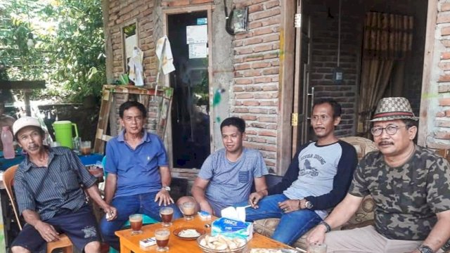 Dikenal merakyat, kini Andi Zulkarnain Pangki (ujung kanan) mantapkan diri maju di DPRD Provinsi Sulsel Pileg 2024. Foto:Ist/dok.pribadi