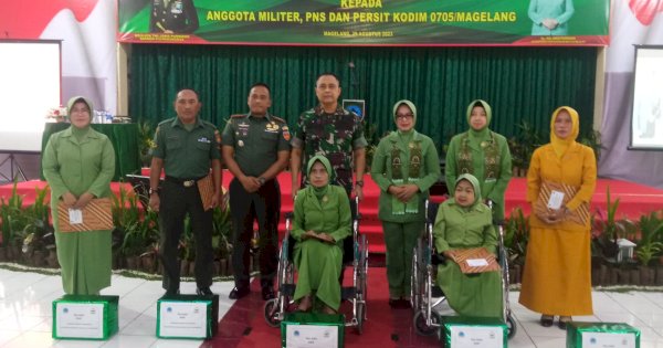 Danrem 072/Pamungkas dan Isteri Beri Tali Asih kepada Anggota yang Sakit Menahun