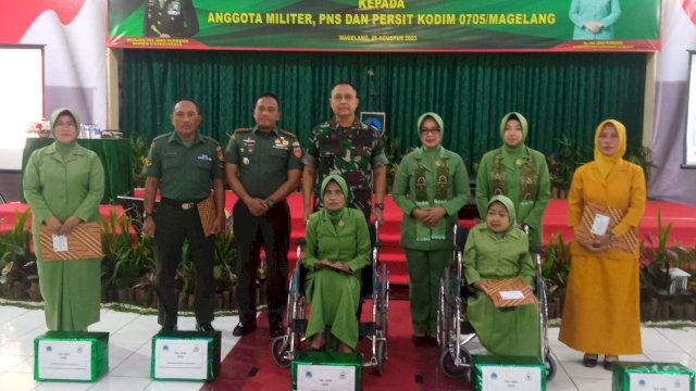 Danrem 072/Pamungkas dan Isteri Beri Tali Asih kepada Anggota yang Sakit Menahun