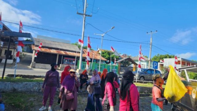 TP PKK Bulukumba gotong-royong bersihkan kawasan Pantai Tanjung Bira,Sabtu (5/8/23). Foto:dok humaskominfo