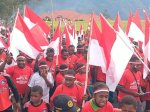 Kukuhkan Kebanggaan dan Persatuan Indonesia, Ribuan Bendera Merah Putih Berkibar di Puncak Jaya