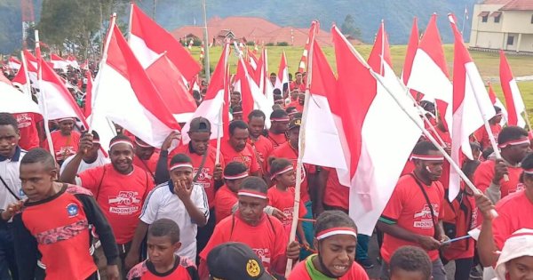 Kukuhkan Kebanggaan dan Persatuan Indonesia, Ribuan Bendera Merah Putih Berkibar di Puncak Jaya