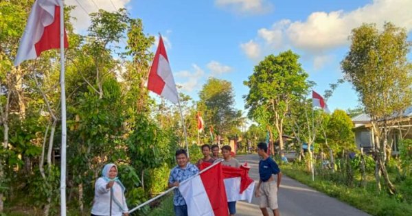 Remaja Masjid Babut Taubah Suarakan Semangat Kebangsaan dengan Memasang Bendera Merah Putih