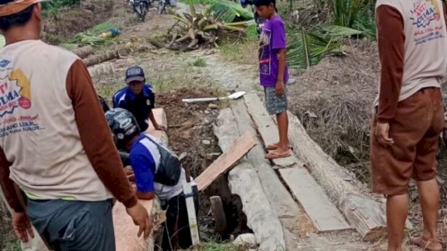 Warga Dusu Utan potong,Desa Mekar Sari Jaya Luwu Utara bangun Jembatan Penyeberangan sendiri karena tidak ada perbaikan dari pemerintah. Foto:Hamsul