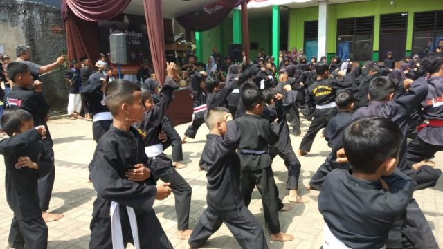 Ratusan anak-anak dari 4 pangeran saat melakukan Latgab Pencak Silat di MDTA Tarbiyyatul Falah Al Fahruroziyyah Bogor. Foto:ist