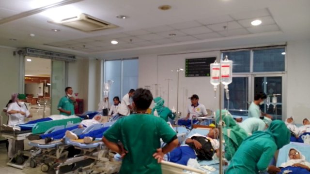 Mahasiswa UPN yang sedang mengikuti OSPEK di lapangan Kompleks Yonif 403 Kentungan mengalami keracunan massal. Foto:Ist 
