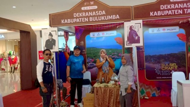Dekranasda Bulukumba tampilkan aneka kerajinan tradisional di Sulsel Craft Dekranasda 2023 di Big Mall Samarinda. Foto:ist