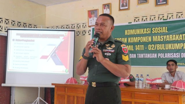 Serma Amrullah paparkan pentingnya moderasi beragama untuk toleransi dan kerukunan di hadapan masyarakat Desa Kambuno.Foto :ist