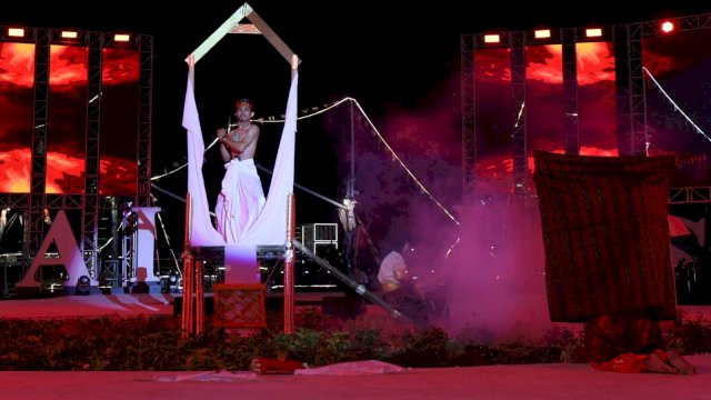 Pertunjukkan Sigajang Laleng Lipa oleh Pemerhati Seni dan Budaya Bone (PSBB) Sangdara menjadi penutup kemeriahan F8 Makassar, Minggu, (27/08/2023).