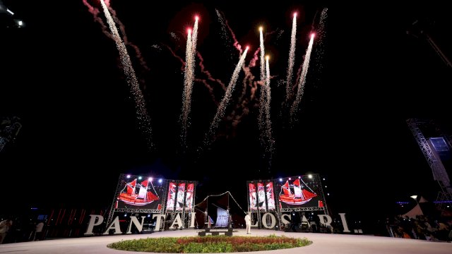 Wali Kota Makassar Moh Ramdhan Pomanto secara resmi menutup perhelatan Festival Makassar Internasional Eight Festival (Makassar F8) di Anjungan Pantai Losari, Minggu, (27/08/2023).