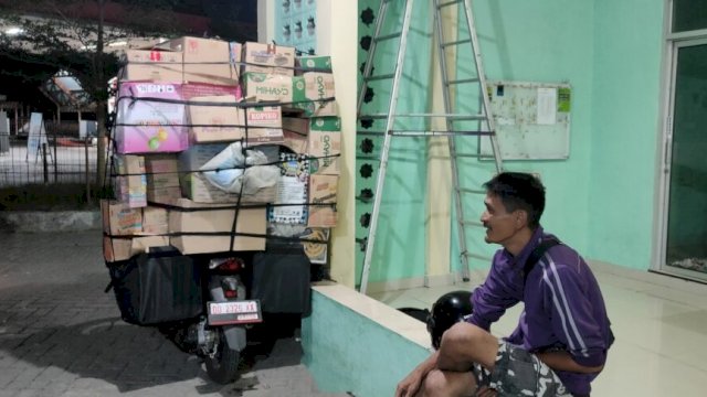 Semi, Kanvasser permen keliling saat beristirahat di pelataran Masjid St.Saenab Tamanroya Jeneponto. Foto: dok.harian.news