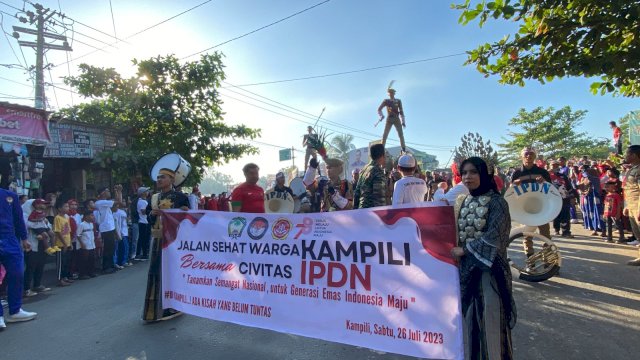 Aksi dan Parade Merchine Band dari IPDN Sulsel lakukan atraksi ketangkasan dalam rangkaian Aksi Karang Taruna Jilid II menyambut Hari Ulang Tahun (HUT) ke-78 Republik Indonesia, di Desa Kampili, Kecamatan Pallangga, Gowa, Sabtu (26/08/2023). 