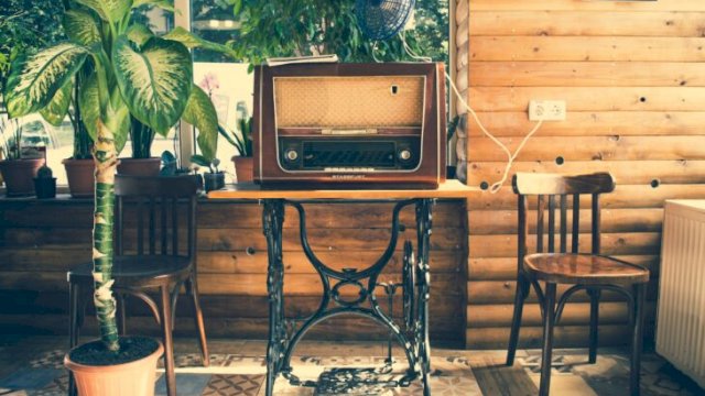 Siaran radio di seluruh Indonesia kini dapat di dengarkan melalui receiver parabola Satelit Telkom 4. Foto: unsplash.com@schmutccsongor