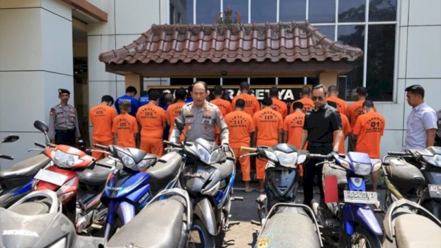 Barang bukti sepeda motor yang diamankan di Mapolda DIY beserta pelaku.Foto:ist