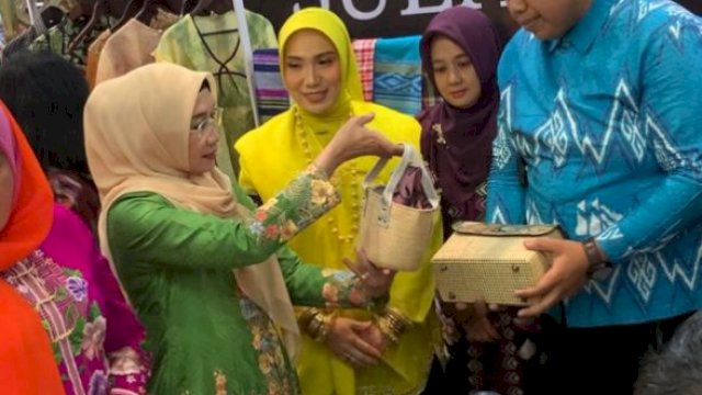 Istri Wapres RI, Hj.Wury Ma'ruf Amin saat membeli tas anyaman serat lontar binaan Dekranasda Takalar di pameran Kriyanusa.Foto:ist