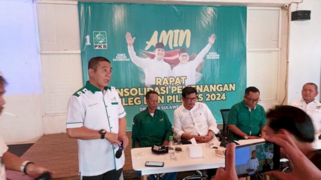 Ketua LPP PKB Sulsel, Deng Ical, Ketua PKB Sulsel Azhar Arsyad (tengah). 