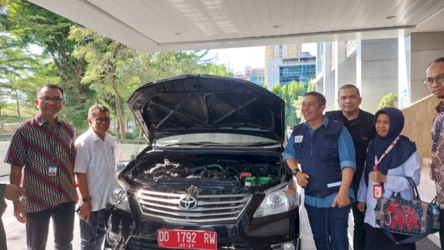 Pengecekan mobil hibah BI Sulsel ke PMI Makassar, Selasa (26/9). 