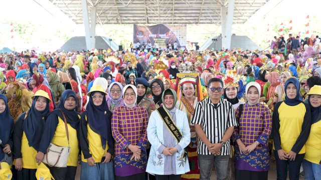 Bunda PAUD Kota Makassar Indira Yusuf Ismail menghadiri dan membuka semarak lomba karnaval bertajuk Family Fun Culture yang diselenggakan oleh Ikatan Guru TK Indonesia - Persatuan Guru Republik Indonesia (IGTKI-PGRI) Kota Makassar di Tribun Karebosi, Minggu (17/09/2023).