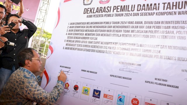 Danny Pomanto tandatangani Deklarasi Pemilu Damai Bersama Kapolrestabes, Forkopimda Makassar, Ketua KPU dan Bawaslu beserta Partai Politik Pemilu 2024 di Tribun Karebosi, Jumat, (15/09/2023).