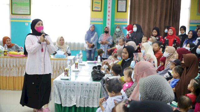Wakil Wali Kota Makassar, Fatmawati Rusdi melakukan kunjungan ke Puskesmas di dua kecamatan, yakni Kecamatan Wajo dan Kecamatan Ujung Tanah, dalam rangka grebek stunting, Sabtu (02/09/2023). Hal ini bukan menjadi hal yang baru, namun telah menjadi agenda rutin di setiap akhir pekan, bentuk komitmen dan keseriusan guna percepatan penurunan angka stunting di Kota Makassar.
