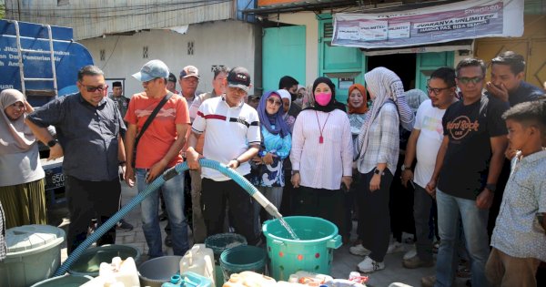Tinjau Wilayah Terdampak Kekeringan, Fatmawati Rusdi dan PDAM Distribusi Air Bersih ke Warga