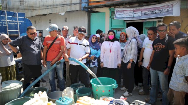 Wakil Wali Kota Makassar, Fatmawati Rusdi melakukan peninjauan ke titik wilayah berdampak kekeringan yakni di Kecamatan Ujung Tanah, Sabtu (02/09/2023). Dia secara langsung menemui warga dan menanyakan kisaran kebutuhan air bersih harian mereka, agar dapat didistribusikan oleh pihak PDAM.