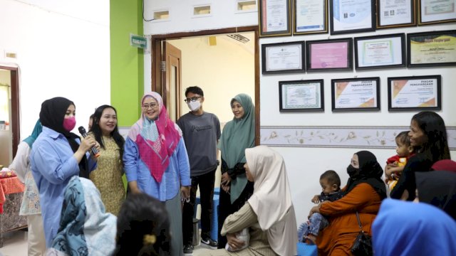 Fatmawati Rusdi rutin melakukan grebek stunting secara langsung ke tiap-tiap puskesmas dan ke rumah-rumah warga. Kali ini Ia bertandang langsung ke Puskesmas Tamamaung, Abdullah Daeng Sirua, Sabtu (23/9/2023).