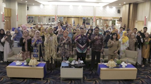 Pelaku ekonomi kreatif binaan Dekranas mengikuti Bimtek yang digelar Kemendagri di Makassar.Foto:ist