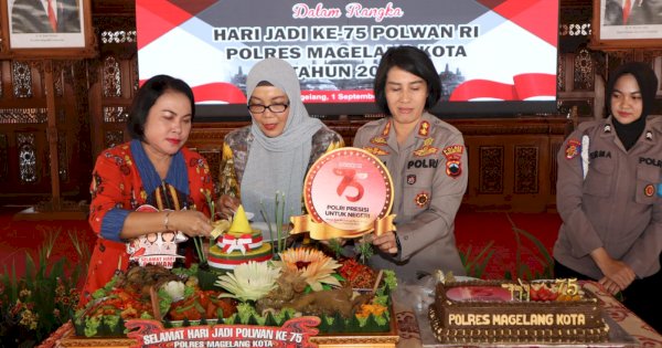 Puncak HUT ke-75 Polwan, Kapolres Magelang Kota Potong Tumpeng di Pendopo Walikota