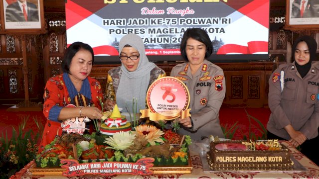 Puncak HUT ke-75 Polwan, Kapolres Magelang Kota Potong Tumpeng di Pendopo Walikota