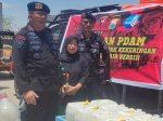 Kolaborasi PDAM Makasar – Brimob Polda Sulsel Antarkan Air Bersih