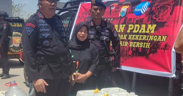 Kolaborasi PDAM Makasar – Brimob Polda Sulsel Antarkan Air Bersih