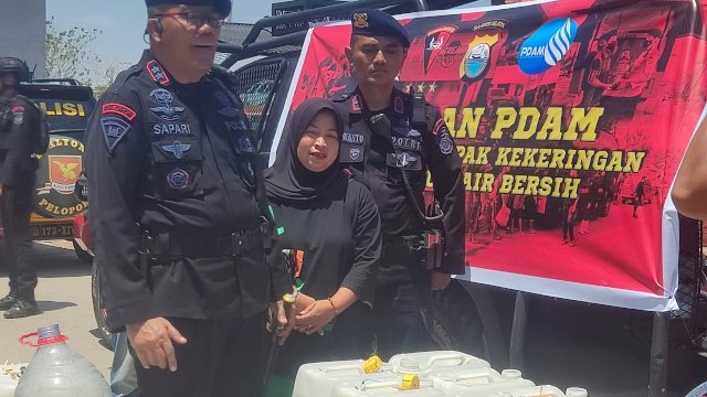 Kolaborasi PDAM Makasar – Brimob Polda Sulsel Antarkan Air Bersih