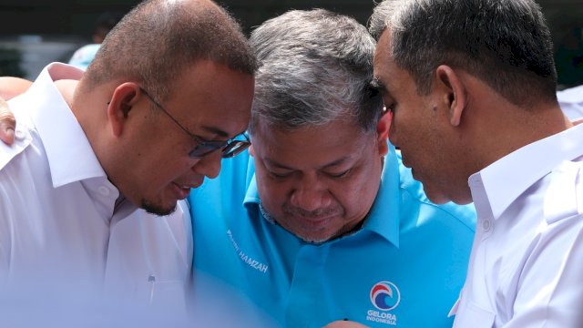 Fahri Hamzah (tengah). 