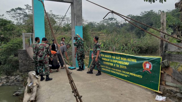 Peduli Lingkungan, Rindam IV/Diponegoro Kerja Bakti di Jembatan Kali Elo