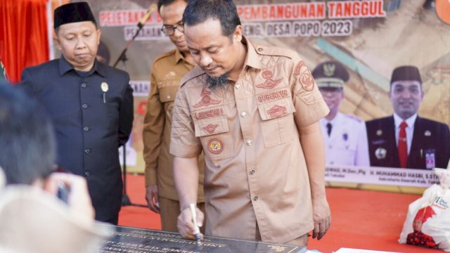 Gubernur Sulsel Andi Sudirman Sulaiman saat melauching proyek pembangunan tanggul penahan abrasi pantai Takalar. Foto:ist