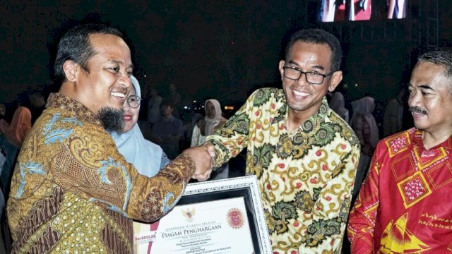 Pemkab Takalar menerima penghargaan inovasi terbaik pelayanan publik tingkat Provinsi dari Gubernur Sulsel yang diterima langsung Pj Bupati Takalar ,Setiawan Aswad. Foto: ist